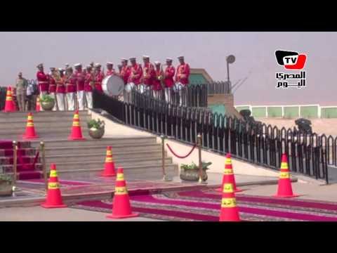 قائد الجيش الثالث يضع أكليل من الزهور علي قبر الجندي المجهول