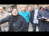 سيدة تبكى أمام الكاتدرائية: «مصر مش هتتكسر»