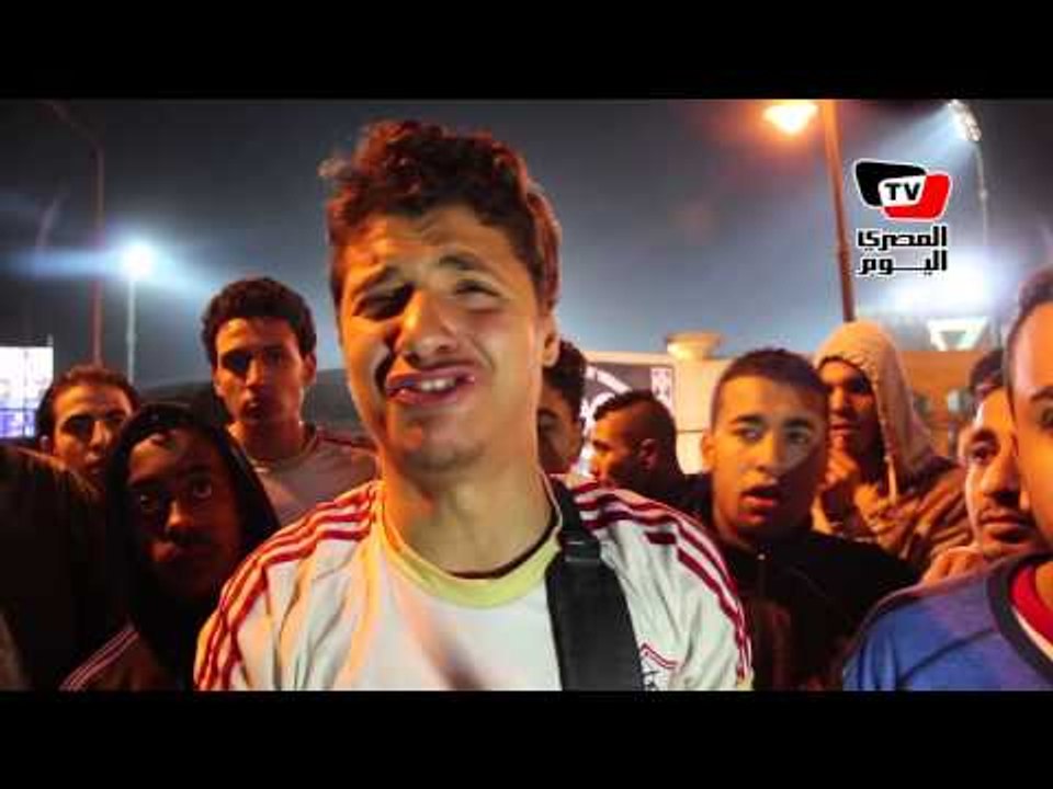 شاهد عيان ينهار وهو يحكي تفاصيل ما حدث في ستاد...