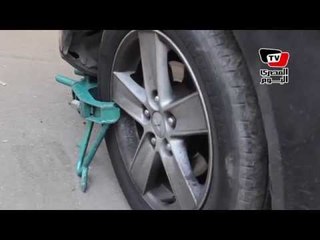 «كلبشة» السيارات المخالفة بعد قرار منع الانتظار في وسط القاهرة