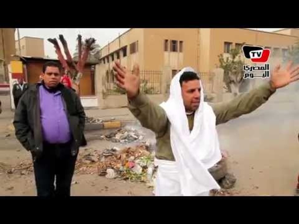 عمال المحلة يقطعون الطريق إحتجاجا على تأخر صرف...