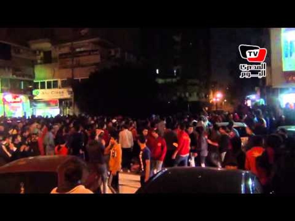 ألتراس أهلاوى يشجعون من صلاح سالم بعد منعهم من دخول استاد القاهرة