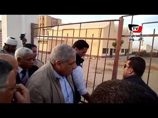 محلب يصر على كسر بوابة مدرسة مغلقة: «يعني نبنيها ونقفلها؟»