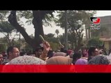 طلاب يتظاهرون بـ «الكوسة» فى جامعة القاهرة ضد براءة مبارك