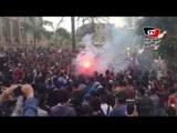 متظاهرون يشعلون «الشماريخ» بجامعة القاهرة