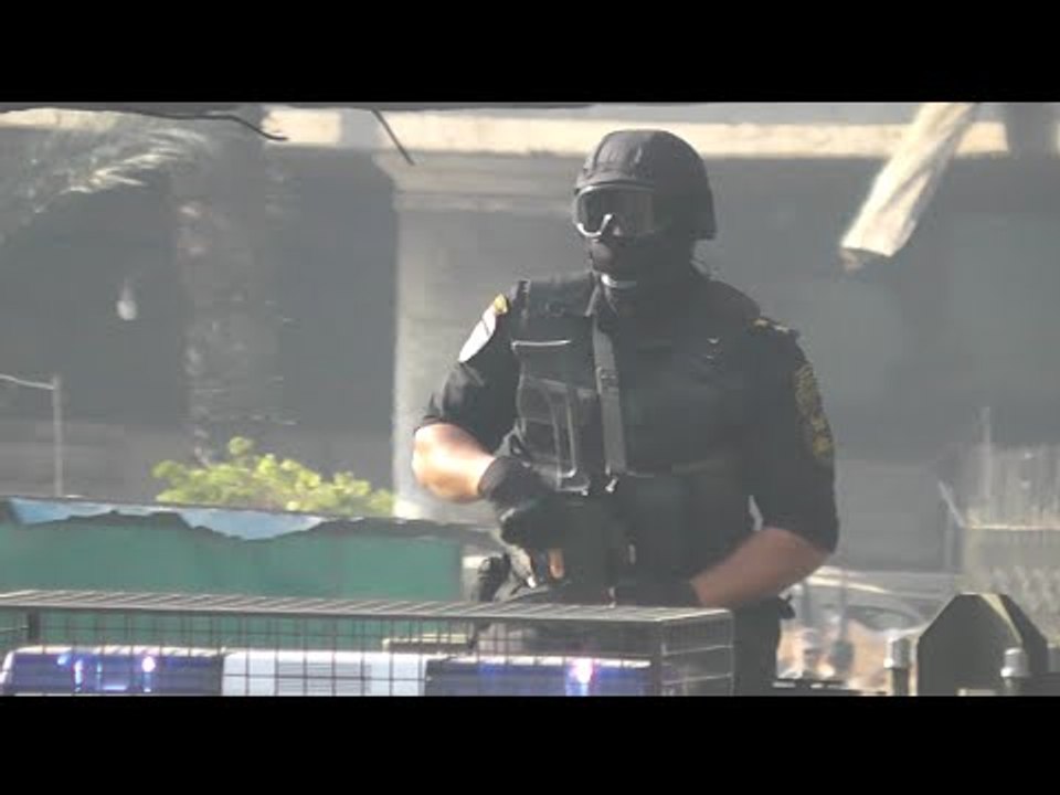 لحظة دخول قوات الأمن ميدان التحرير بعد تظاهر العشرات احتجاجاً على براءة مبارك
