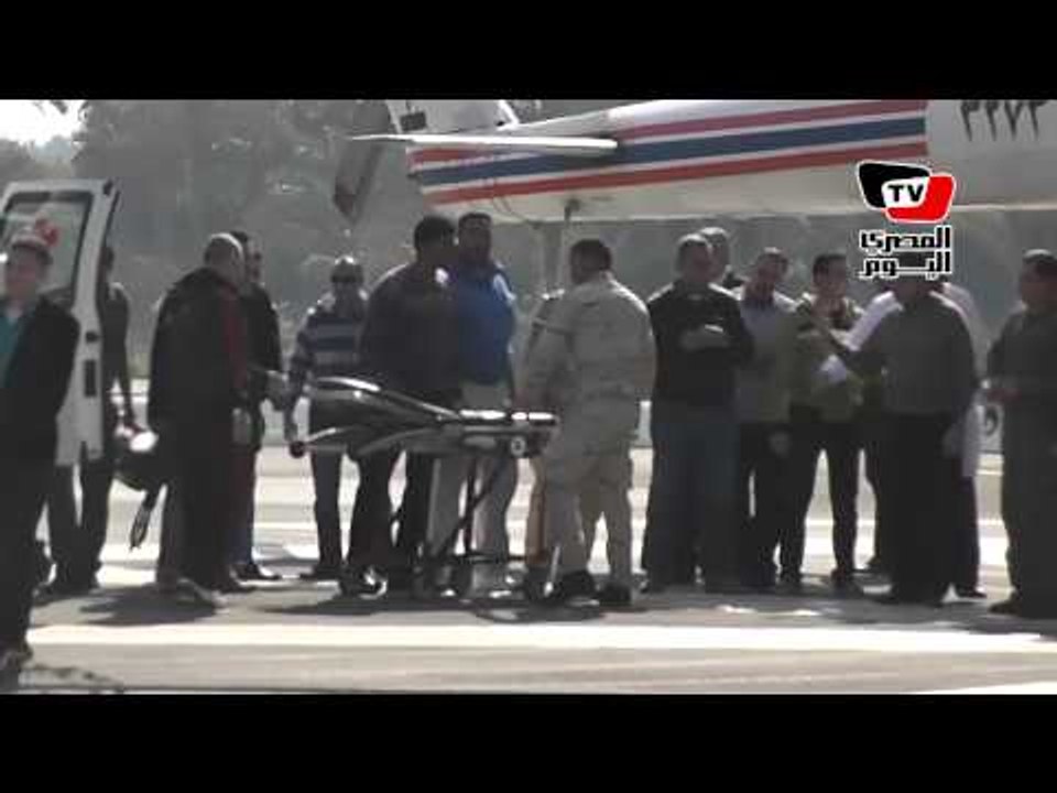 أنصار مبارك يستقبلون طائرته بالمعادي العسكري بالزغاريد والهتافات