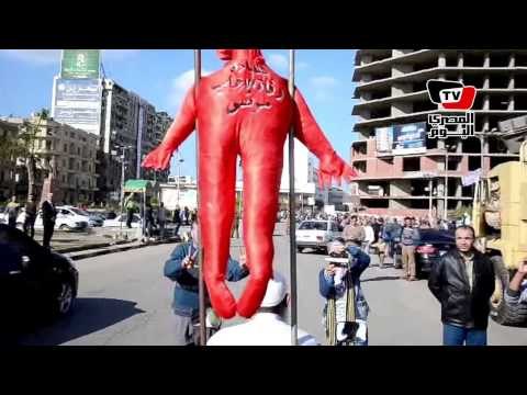 ملتحي يرفع «شهادة وفاة مرسي» على أنغام تسلم الأيادي