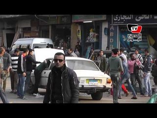 مواطنون يتولون عملية تفتيش سيارة بعد الاشتباه في جود قنبلة بها