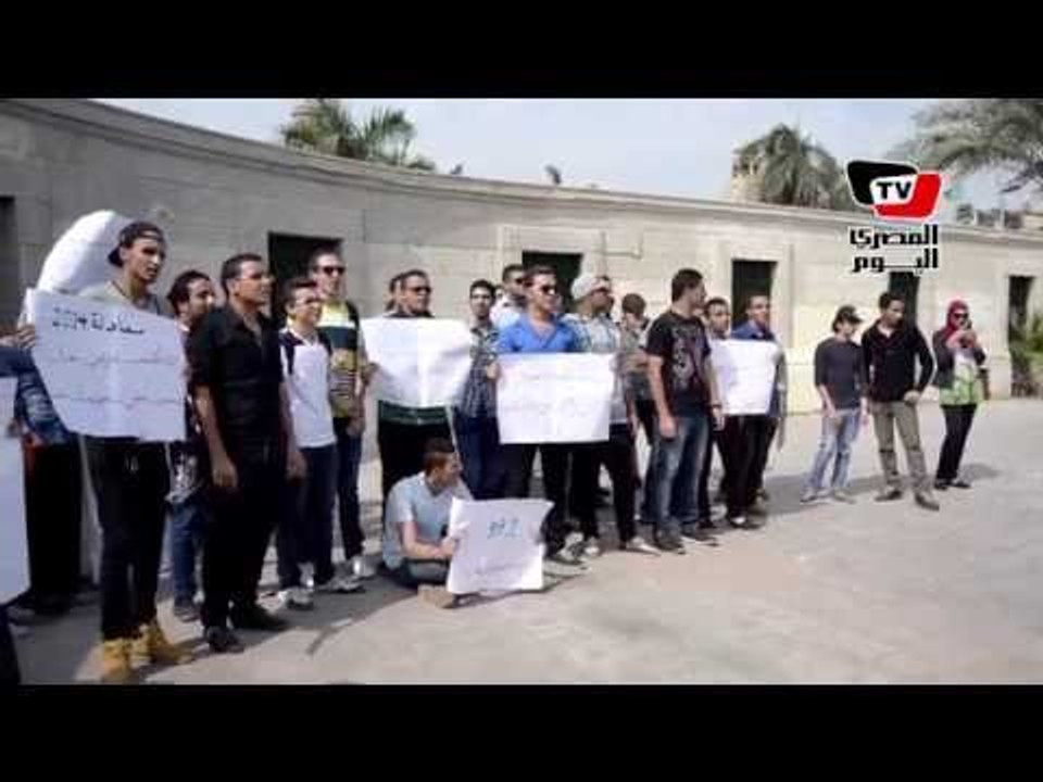 وقفة احتجاجية لطلاب المعادلة أمام جامعة القاهرة