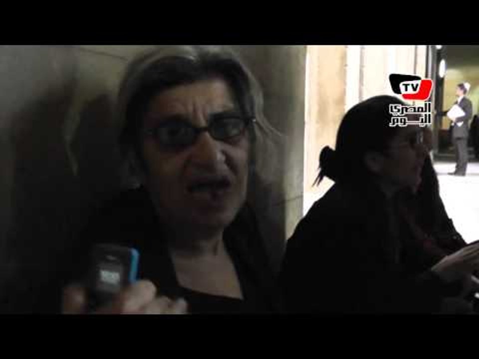 مشادة بين ليلى سويف ومحامين خلال اعتصامها ومنى سيف بدار القضاء
