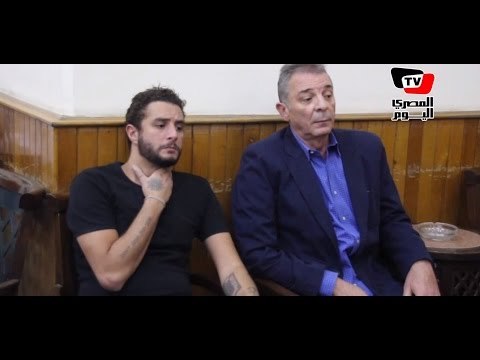 «تاتو» أحمد الفيشاوي يثير الجدل في عزاء والدة المخرجة كاملة أبو ذكري