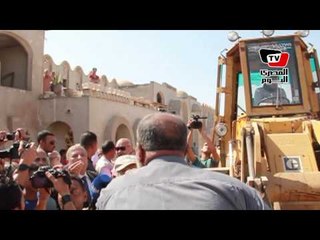 مواطن يعترض بلدوزر المحافظة.. ويصيح فى وجه المحافظ: إحنا بنينا تراثنا وانتوا جايين تهدوه