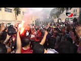 طلاب بجامعة القاهرة يتظاهرون بالشماريخ وأناشيد الألتراس