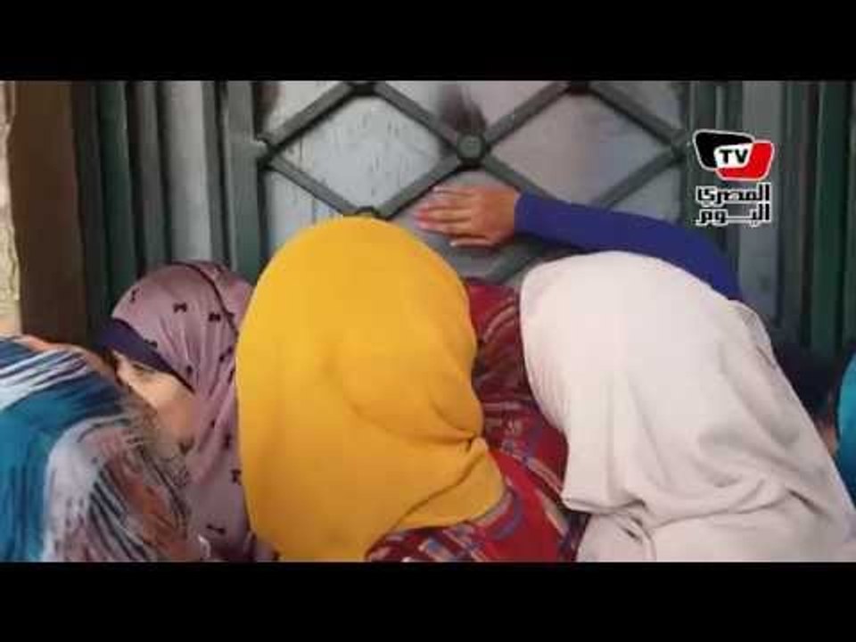 تكدس الطلاب أمام بوابات جامعة القاهرة بسبب الإج...