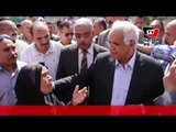 مواطنة تقبل قدم محافظ القاهرة.. وجلال السعيد: هو ده كلام؟