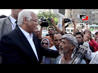 مواطن يصرخ في وجه محافظ القاهرة: والله أنا على الحديدة
