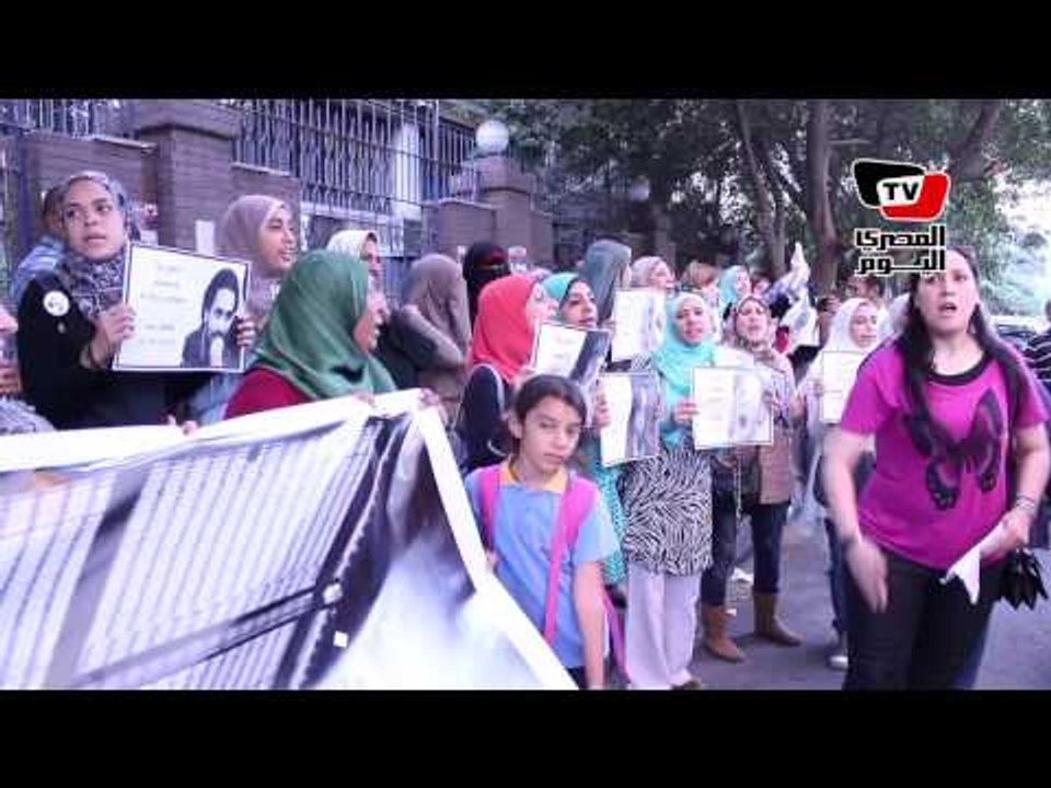 سيدات ينظمن وقفة أمام نقابة الصحفيين للمطالبة بالإفراج عن المعتقلين