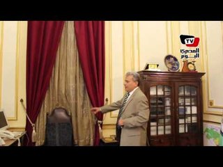 جابر نصار يعرض مكان رصاصة اخترقت شباك مكتبه