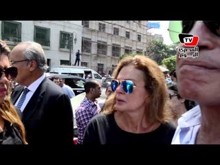 يسرا تبكي أحمد رجب في جنازته