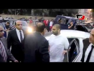 لحظة وصول علاء عبد الفتاح إلى عزاء والده بعمر مكرم