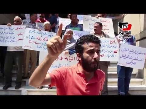 أطباء يشاركون بوقفة احتجاجية أمام النقابة للمطالبة بتطبيق الكادر