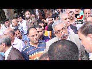 مواطن يستنجد بمحافظ القاهرة أثناء زيارته لمستشفى هيئة النقل العام