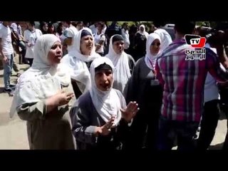 عاملات يستقبلن المحافظ ووزيرالصحة بهتافات غاضبة والوزير يلجأ للتهدئة