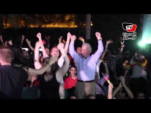 لحظة احتفال السفير الألماني وزوجته بهدف منتخب بلاده