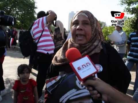 مواطنة أمام «المعادي العسكري»: مبارك مايستاهلش كده والي نزلوا في ٣٠/ ٦ باشوات
