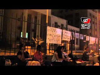 ناشطون وأهالي يبيتون أمام محكمة مصرالجديدة تضامنا مع معتقلين رفض قانون التظاهر