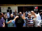 أفراح  وزغاريد بين العاملين في مستشفي الحميات بالمنصورة بعودة المدير