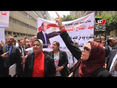 وقفة احتجاجية لعمال البنك الأهلي أمام مجلس الوزراء للمطالبة بترقيتهم