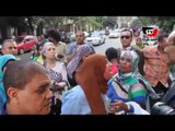 سيدة ترفع «الشبشب» لمؤيدي علاء عبدالفتاح أمام نقابة الصحفيين والمتظاهرين «يسقط حكم العسكر»