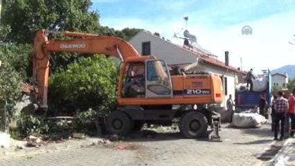 Yaşlı Kadının Evinden 10 Kamyon Çöp Çıktı