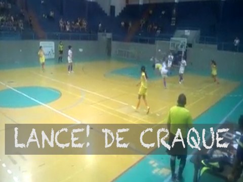 LANCE! de craque tem gol espetacular no futsal feminino