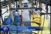 Cámara de seguridad de un bus grabó asalto a pasajeros