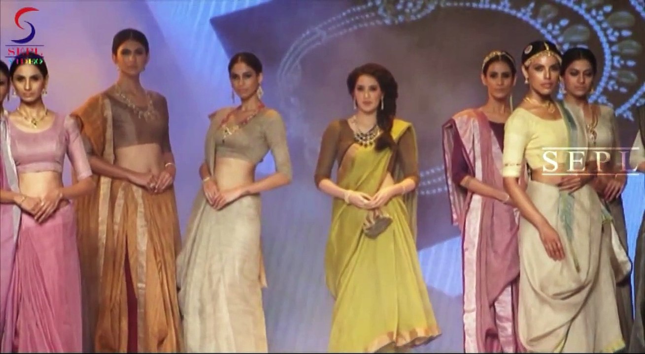 bollywood model saree knot open