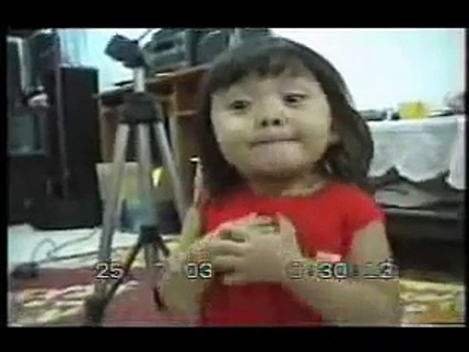 بنت فلبينيه صغيرة تغنى