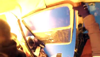 9 paraşütçüyü taşıyan 2 uçak havada çarpışıyor