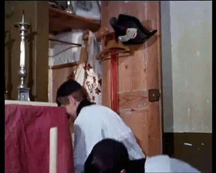 La maison des bois de Maurice Pialat: Dans la sacristie