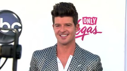 Robin Thicke Disrupts Plane Ride With Aggressive PDA