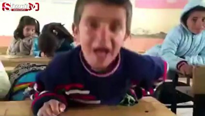 Kötü adam taklidi yapan çocuk