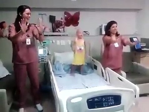 Ce que font ces Infirmières pour cette Fillette est FANTASTIQUE