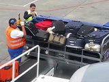 Incarcarea bagajelor de cala la Aeroportul Henri Coanda (Otopeni)