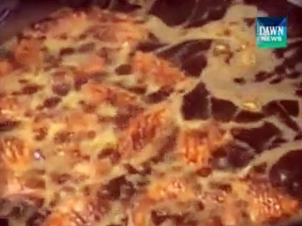 پشاور کا ایسا پاکستانی جو کہ گرم تیل میں ہاتھ ڈال سکتا ہے