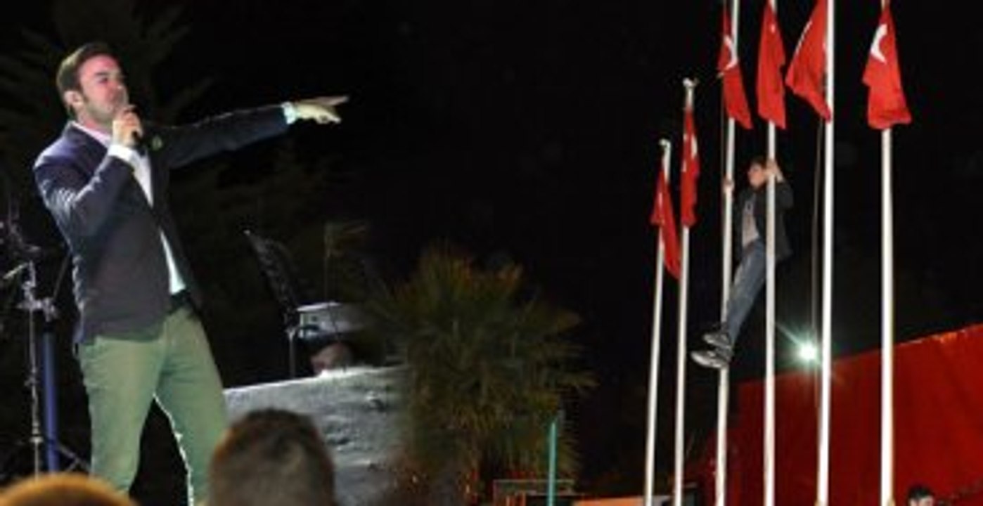 Mustafa Ceceli Konserinde Olay Çıktı, Ceceli Sahneyi Terk Etti