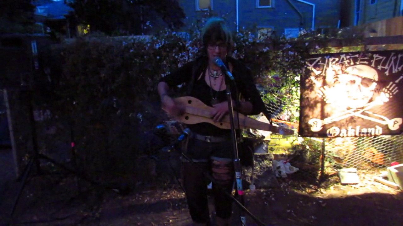 Daisy Soldier: "Bold Marauder" (live) @ the Wabbit Hole 2015.5.5 (dulcimer)