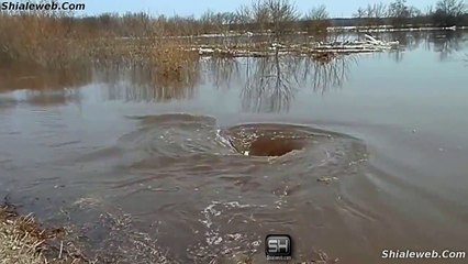 IMPRESIONANTE REMOLINO VORTICE DE HIELO DESPLASANDO EL AGUA MUESTRA LO GRANDE QUE ES LA NATURALEZA EN EL MUNDO