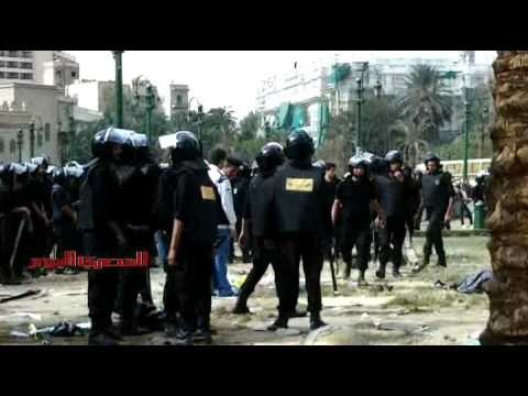 الشرطة تفض اعتصام التحرير بالقوة
